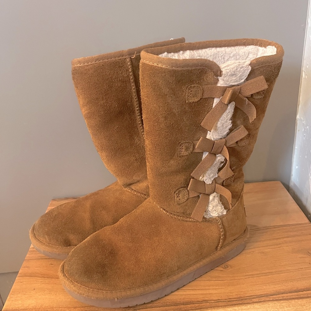 Koolberra by Ugg size 1 high lined boots with bows